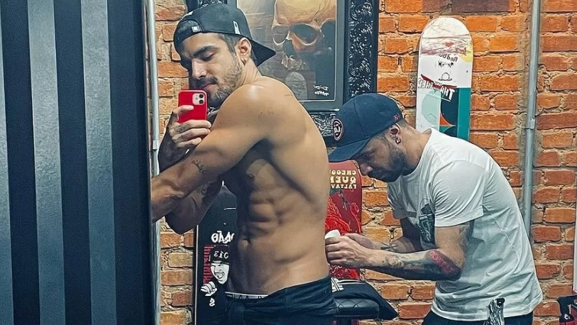 Caio Castro faz novas tatuagens na mão e chega a marca de 14 tattoos